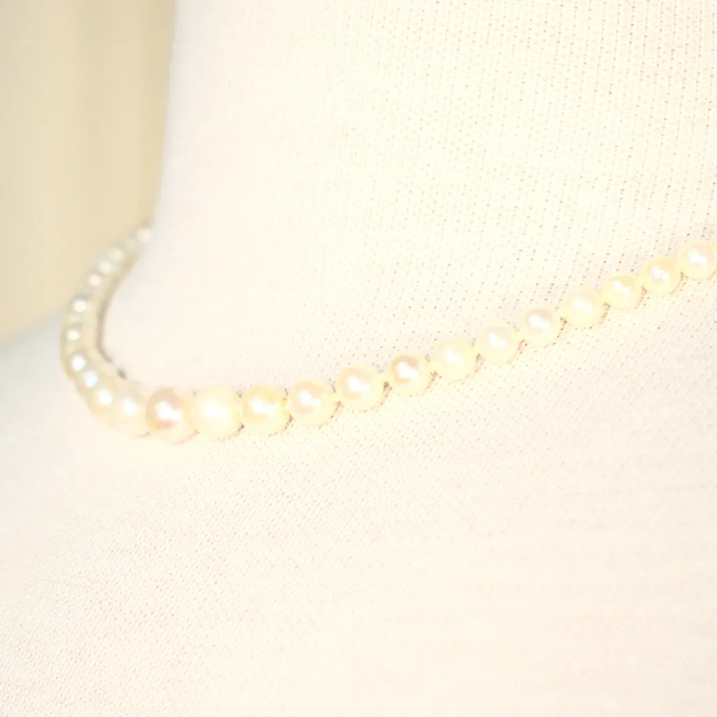 Charming Vintage Pearl Necklace