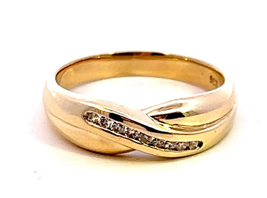 Graceful 9ct Yellow Gold Crossover Diamond Ring