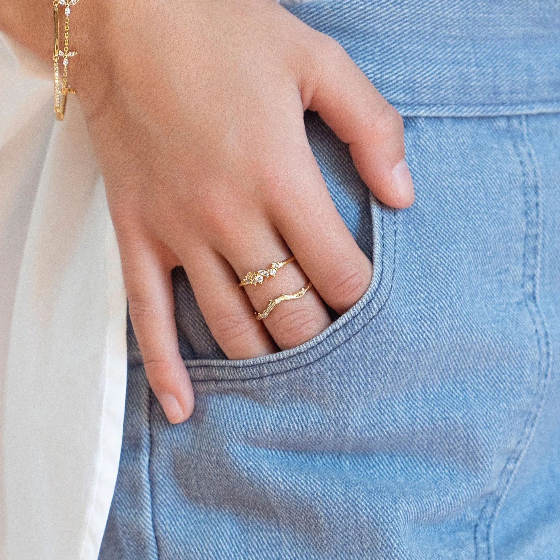 Quercus Alba Tree Branch Contour Ring